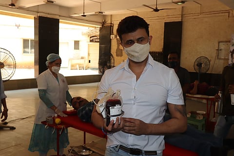 रक्तदान शिबिरात गायक सोनू निगम यांनी केले रक्तदान