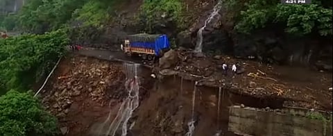 जळगावच्या कन्नड घाटात दरड कोसळली; वाहतूक ठप्प