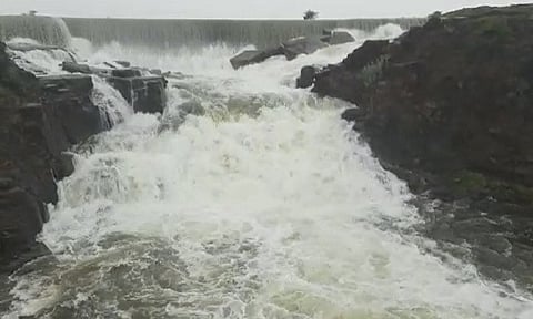 माणिकपुंज धरण ‘ओव्हर फ्लो’, नांदगाव तालुक्यातील काही गावांचा सिंचनाचा प्रश्न सुटणार