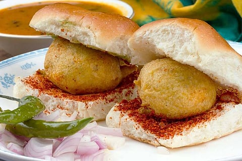World vada pav Day ! झणझणीत वडा पाव आणि मुंबईकर…