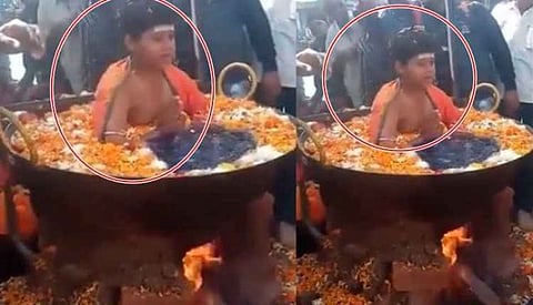 चिमुकला हात जोडून उकळत्या पाण्याच्या कढईत ध्यानावस्थेत बसला व्हिडीओ व्हायरल