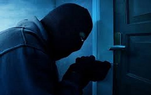 अंबरनाथमध्ये चोरट्यांचा धुमाकूळ , चोरी करून चोरट्यांनी CCTV कॅमेराचं पळवला