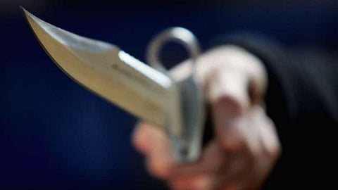 दाराला कडी लावण्याच्या वादातून शेजाऱ्यावर चाकूहल्ला