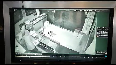 ऐन दिवाळीत दुकान फोडून पाच लाखाचे दागिने लंपास