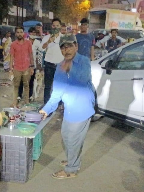 ठाण्यात फेरीवाल्यांची मुजोरी कायम; कर्मचाऱ्याचा गळा कापण्यासाठी फेरीवाला गेला अंगावर धावून