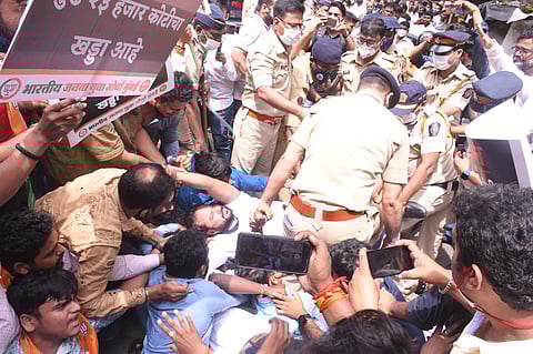 अंधेरीत खड्ड्यांविरोधात भाजप युवा मोर्चाच्या कार्यकर्त्यांकडून आंदोलन