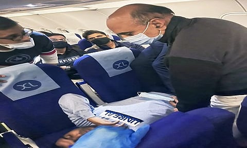अन क्षणाचाही विलंब न करता मंत्री कराड यांनी फ्लाईटमध्ये केले उपचार;प्रवासी बचावला