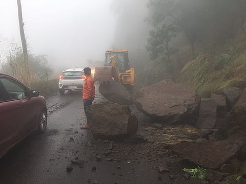 पसरणी घाटामध्ये दरड कोसळली, वाहतूक धीम्या गतीने सुरू