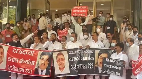 ”दाऊदच्या दलालांचा राजीनामा घ्या”, विधीमंडळाच्या पायऱ्यांवर भाजप नेत्यांच्या घोषणा