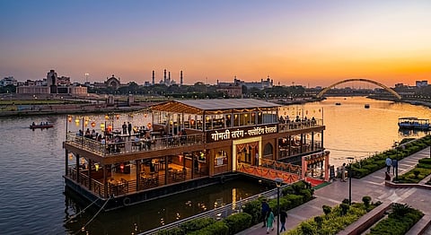 floating restaurant on gomti river