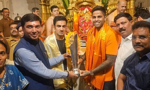 Video: டி20 உலகக் கோப்பையுடன் கோவிலில் சாமி தரிசனம் செய்த சூர்யகுமார்- கம்பீர்