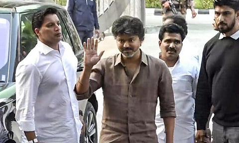 Karur Stampede| சிபிஐ விசாரணைக்கு ஆஜராக இன்று மாலை டெல்லி புறப்படுகிறார் விஜய்