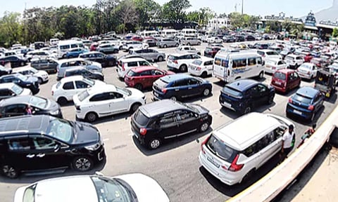 அலிபிரி சோதனை சாவடியில் போக்குவரத்து நெரிசலில் சிக்கிய வாகனங்களை படத்தில் காணலாம்.