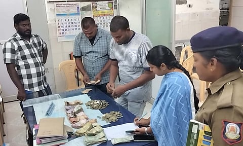 திருப்பதி உண்டியலில் போட கொண்டு சென்ற நாணயங்கள் பறிமுதல்- மணிக்கணக்கில் எண்ணிய ருசிகரம்