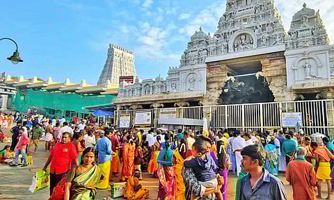 திருச்செந்தூர் கோவிலில் அலைமோதிய பக்தர்கள் கூட்டம்- 5 மணி நேரம் காத்திருந்து சாமி தரிசனம்