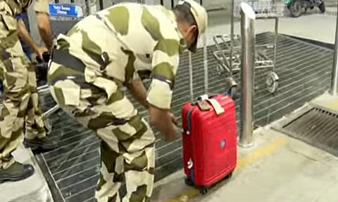 சென்னை விமான நிலையத்தில் கேட்பாரற்று கிடந்த ரெட் சூட்கேஸால் பரபரப்பு 