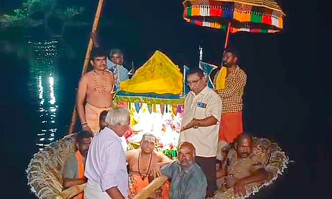 பண்ணாரியம்மன் கோவில் குண்டம் விழா - அம்மன் சப்பரத்துக்கு புனித நீர் ஊற்றி வழிபாடு நடத்திய பக்தர்கள் 
