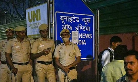 டெல்லியில் பிரபல பத்திரிகை அலுவலகத்துக்கு சீல் - தாக்கப்பட்ட பெண் பத்திரிகையாளர்கள்? - வலுக்கும் கண்டனம் | UNI 