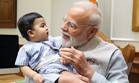 சின்ன சிநேகிதனுடன் கொஞ்சி விளையாடிய பிரதமர் மோடி.. புகைப்படம் வைரல் |Modi
