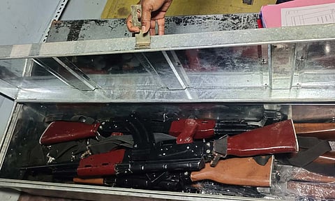 சென்னையில் தேர்தல் அதிகாரிகளின் சோதனையில் சிக்கிய 'AK 47’ துப்பாக்கிகள் - கடைசில் நடந்த ட்விஸ்ட்