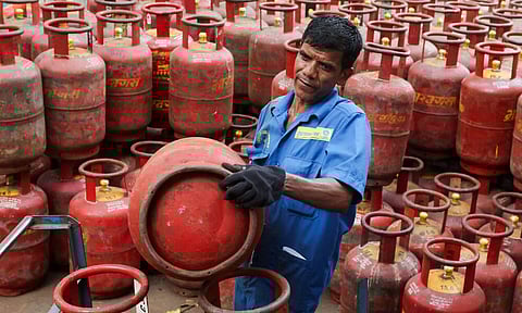 சமையல் எரிவாயு சிலிண்டரின் எடை 14.2-லில் இருந்து 10 கிலோவாக குறைகிறதா?.. மத்திய அரசு விளக்கம்
 