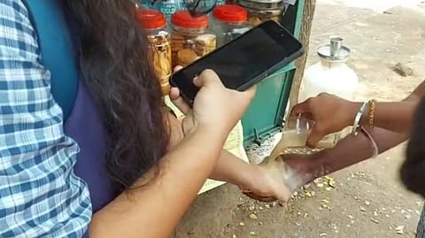 நட்புக்காக இப்படியா செய்வாங்க! - சூடான டீயை கையில் ஊற்றி வீடியோ எடுத்த +2 மாணவிகள்