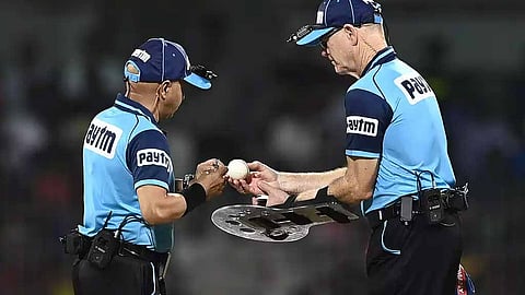 IPL 2026 | பந்தை மாற்றுவதற்கான Rule செயல்படுவது எப்படி?