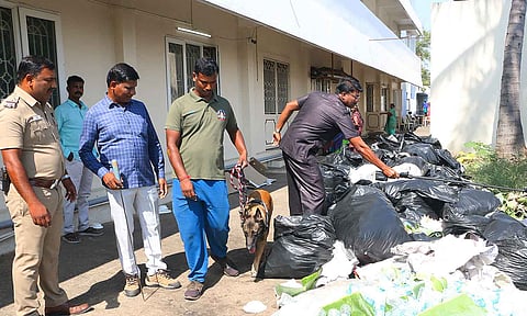 மண்டபத்தில் மோப்பநாய் மற்றும் மெட்டல் டிடெக்டர் கொண்டு சோதனை நடத்தப்பட்ட காட்சி.