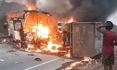 ஆந்திராவில் லாரி மீது சொகுசு பேருந்து மோதி விபத்து- 10 பேர் உயிரிழப்பு