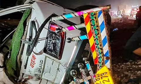 மத்திய பிரதேசத்தில் சோகம்: பஸ், பிக்கப் வாகனம் மோதியதில் 10 பேர் பலி