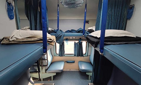 பயணிகள் கவனத்திற்கு... ரெயில்களில் நடுப்படுக்கையில் எப்போது தூங்க வேண்டும் தெரியுமா? 