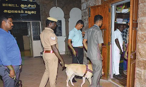 மதுரை கலெக்டர் அலுவலகத்திற்கு வெடிகுண்டு மிரட்டல்- மோப்பநாயுடன் தீவிர சோதனை