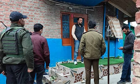 பயங்கரவாத வழக்கு: காஷ்மீரில் பல இடங்களில் போலீசார் சோதனை
