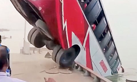 வங்காளதேசத்தில் பேருந்து ஆற்றில் கவிழ்ந்து விபத்து - 23 பேர் உயிரிழப்பு