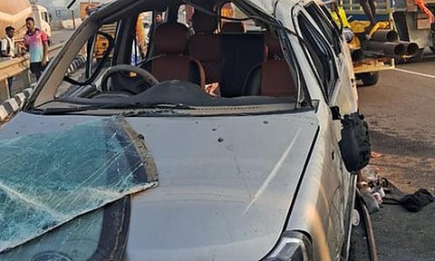 கும்மிடிப்பூண்டி அருகே கார் கவிழ்ந்து விபத்து-  சென்னையைச்சேர்ந்த கல்லூரி மாணவி பலி