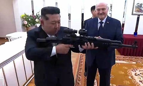  Viral Video: "எதிரிகள் தென்பட்டால் இது உங்களுக்கு  பயன்படும்.." வட கொரிய அதிபருக்கு துப்பாக்கி பரிசளித்த பெலாரஸ் அதிபர்