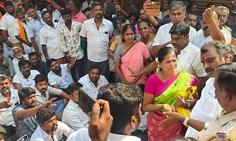 பழனியில் மத்திய இணையமைச்சர் எல்.முருகனை முற்றுகையிட்டு பா.ஜ.க.வினர் வாக்குவாதம்