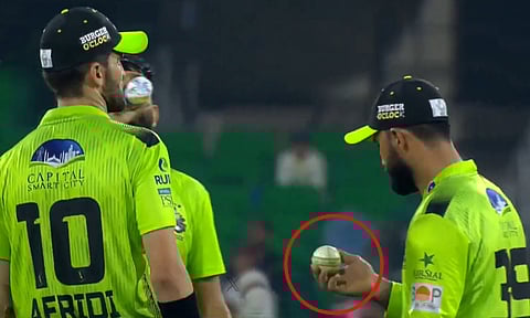 PSL 2026| VIDEO: மாட்டிக்கிட்ட பங்கு... பந்தை சேதப்படுத்திய ஃபகார் சமான்- தடை விதிக்க வாய்ப்பு