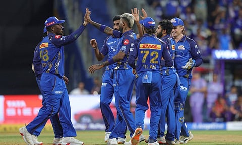 ஐபிஎல் வரலாற்றில் முதல் அணியாக சாதனை படைத்த மும்பை இந்தியன்ஸ்