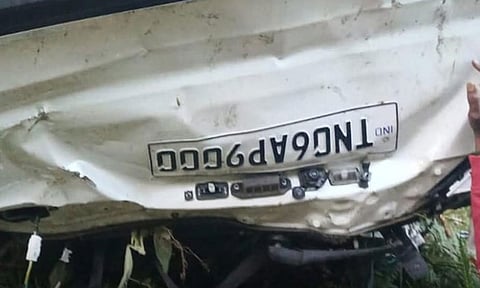 கொடைக்கானலில் 300 அடி பள்ளத்தில் கார் கவிழ்ந்து வாலிபர் பலி 