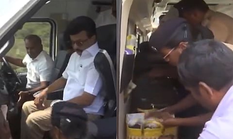 முதலமைச்சரின் பிரசார வாகனத்தை சோதனையிட்ட தேர்தல் பறக்கும் படை அதிகாரிகள்
