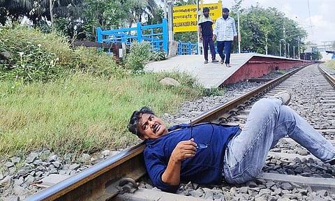 TN Assembly Election| கலைஞர் படுத்திருந்த கல்லக்குடி ரெயில் தண்டவாளத்தில் மன்சூர் அலிகான்