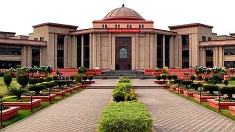 வீட்டுக்குள் பிரார்த்தனை நடத்த 
கூட அனுமதி வாங்க வேண்டுமா? - காவல்துறையை விளாசிய உயர்நீதிமன்றம் 
