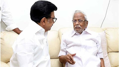 கரூரில் கே.சி. பழனிசாமியை சந்தித்து நிலம் விசாரித்த மு.க. ஸ்டாலின்