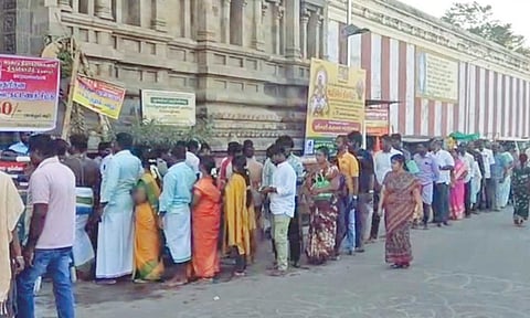 தியாராஜரின் பாத தரிசனம் காண்பதற்காக நீண்ட வரிசையில் காத்திருந்த பக்தர்கள்.