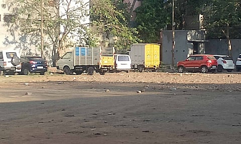 சைதாப்பேட்டையில் வாகனம் நிறுத்தும் இடமாக மாறிய மைதானம்- பொதுமக்கள் அவதி