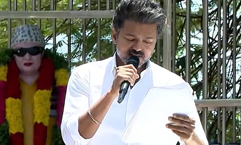 TVK | திருச்சி கிழக்கு தொகுதியில் பாட்டு பாடி வாக்கு சேகரித்த விஜய்