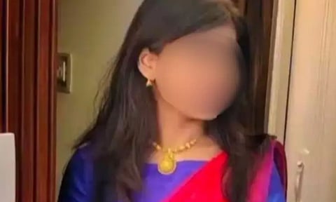 "பேராசிரியருடன் தகாத உறவு" என வதந்தி பரப்பிய சக மாணவிகள்..  மன உளைச்சலில் கல்லூரி மாணவி தற்கொலை