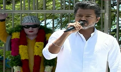 அடுத்தகட்ட பொய் வாக்குறுதிகளுடன் ரெடியாகி விட்டார் முதல்வர் - விஜய்
