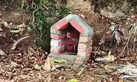 பள்ளி வளாகத்தில் ஆவிக்கு பயந்து கோவில் கட்டிய நிர்வாகம் - நடவடிக்கை எடுக்க கல்வித்துறை உத்தரவு